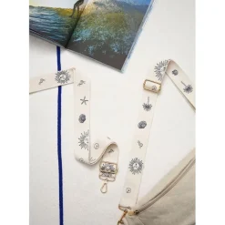 Bandoulière brodée réglable en coton écru et bleu