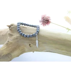 Bracelet hématite perles rondes 8mm et plume