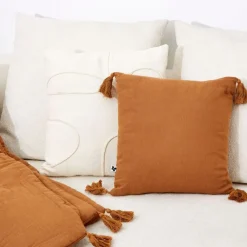 Coussin camel avec pompons en gaze de coton 40x40cm - Gaia