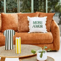 Housse de coussin brodé " More Amor"' en coton écru et vert 45x45cm - Lumi