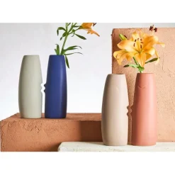 Lot de 2 vases visage en grès indigo et écru h30cm