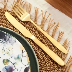 Ménagère 16 pièces en acier doré
